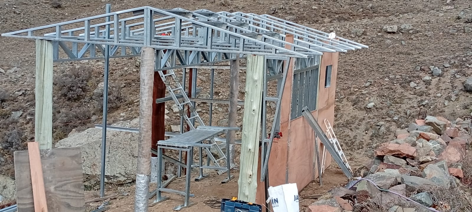 Obra de refugio en altura en Vallecitos